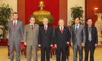 Sekjen Komite Senteral PKV Nguyen Phu Trong menerima Ketua Partai Komunis Brasil