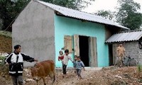 Lebih dari 43 kepala keluarga miskin di daerah Tay Nguyen mendapat bantuan untuk membangun rumah bar