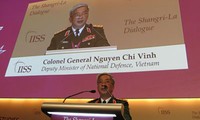 Deputi Menteri Pertahanan Vietnam, Nguyen Chi Vinh membaca pidato di Dialog Shangri-La ke-12