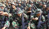 Tentara Indonesia dan Malaysia melakukan latihan perang bersama untuk melawan terorisme