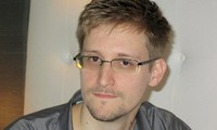 Edward Snowden menarik kembali  surat permintaan  suaka politik  di Rusia