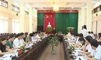 Kepala Departemen Penggerakan Massa Rakyat KS PKV melakukan temu kerja di provinsi  Tuyen Quang.