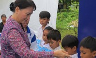 Wakil Ketua MN Vietnam Nguyen Thi Kim Ngan mengunjungi keluarga yang mendapat kebijakan prioritas  di pulau Phu Quoc.