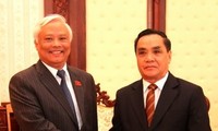Pemimpin Partai dan Negara RDR Laos  menerima Wakil Ketua MN Vietnam Uong Chu Luu