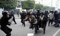 Tunisia menghadapi bahaya meledak –nya gelombang revolusi kedua