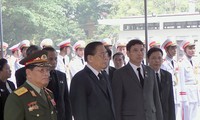 Delegasi internasional datang ke Vietnam untuk menghadiri upacara pemakaman Almarhum Jenderal Vo Nguyen Giap