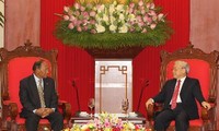 Sekjen KS PKV, Nguyen Phu Trong menerima delegasi tingkat tinggi Kerajaan Kamboja