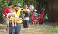Meneruskan pekerjaan mengatasi akibat  hujan dan banjir di  Vietnam tengah dan daerah Tay Nguyen