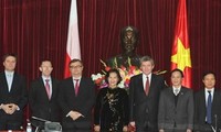 Memperkuat  hubungan persahabatan antara dua lembaga legislatif  Vietnam dan  Polandia