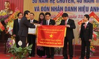 Presiden Vietnam, Truong Tan Sang menyampaikan gelar Pahlawan Kerja kepada SMA Spesialis Phan Boi Chau