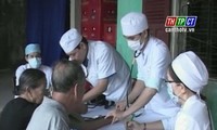Tim  petugas kesehatan sukarela melakukan pemeriksaan dan pengobatan demi orang miskin