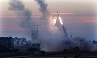 Israel melakukan serangan udara terhadap jalur Gaza, terus menangkap orang Palestina di tepi Barat