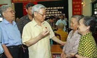 Sekjen KS PKV, Nguyen Phu Trong melakukan kontak dengan para pemilih kota Hanoi
