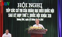 Ketua MN Nguyen Sinh Hung melakukan kontak dengan para pemilih kabupaten Huong Khe