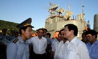 Presiden Truong Tan Sang mengunjungi para nelayan dan pasukan patroli perikanan , polisi laut di kota Da Nang