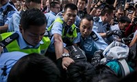 Polisi  Hong Kong (Tiongkok)  menindak  keras  pembubaran tempat demonstrasi  Mong Kok.
