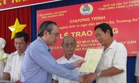 Terus menggelarkan banyak aktivitas  pemberian bantuan  supaya kaum nelayan Hoang Sa dan Truong Sa