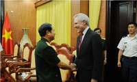 Kepala Staf Umum Tentara Rakyat Vietnam menerima Menteri Angkatan Laut AS