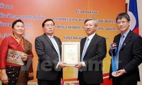 Kota Hanoi memberikan Gelar Warga Negara Kehormatan kepada warga negara Laos