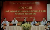 Konferensi evaluasi sementara 5 tahun pembangunan kaum tani Vietnam