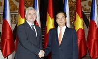 PM Vietnam, Nguyen Tan Dung melakukan pertemuan dengan Ketua Senat Republik Czech 