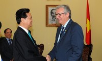 PM Nguyen Tan Dung menerima Sekretaris  Nasional Partai Komunis Perancis, Pierre Laurent
