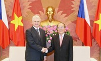 Ketua MN Vietnam melakukan pembicaraan dengan Ketua Majelis Tinggi Jepang