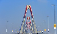 Kota Hanoi merekomendasikan acara kembang api di jembatan Nhat Tan