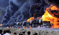 Rusia menuduh truck tangki minyak IS tetap masih menerosbos perbatasan  Suriah ke Turki