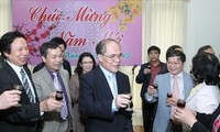 Ketua MN Vietnam mengucapkan selamat Tahun Baru anggota MN dan Kantor MN pada  Hari Raya Tet 2016