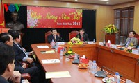 Presiden VN, Truong Tan Sang  mengunjungi, mengucapkan selamat Tahun Baru kepada beberapa satuan