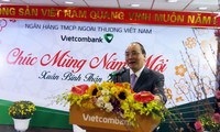 Deputi PM Vietnam, Nguyen Xuan Phuc mengucapkan selamat Hari Raya Tet kepada perbankan Vietnam