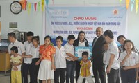 Kepala Perwakilan UNICEF  di Vietnam memberikan bingkisan kepada korban agen oranye /dioxin 