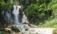 Air terjun Kuang Si - destinasi yang tidak bisa dilewatkan ketika mengunjungi Luangprabang”.