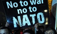 Pawai di Serbia untuk memproses pendekatan dengan NATO