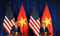 Presiden AS, Barack Obama memulai kunjungan resmi di Vietnam