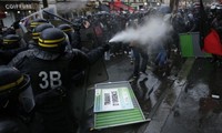 Negara Perancis  menjadi tegang  karena berbagai demonstrasi huru-hara jalanan di Perancis