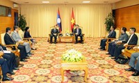 Deputi PM Vietnam, Vuong Dinh Hue menerima Deputi PM, Menteri Keuangan Laos, Somdy Douangdy
