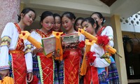Kaum anak etnis minoritas turut mengkonservasikan dan mengembangkan kebudayaan Vietnam