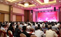 PM Laos, Thoongloune Sisoulith melakukan dialog dengan badan-badan usaha Vietnam