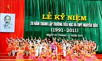 Upacara peringatan ultah ke-25 terbentuknya sekolah Nguyen Sieu berlangsung di kota Hanoi