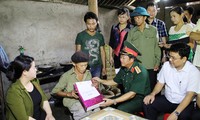 Wakil Ketua MN Vietnam, Do Ba Ty  melakukan kontak pemilih dengan angkatan bersenjata propinsi Lao Cai