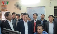 Deputi PM  Trinh Dinh Dung memeriksa infrastruktur jalan kereta api