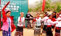 Nyanyian lagu rakyat  Tom-  nyanyian lagu rakyat istimewa dari warga etnis Kho Mu