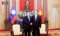Para Pemimpin Vietnam menerima PM  Laos, Thongloun Sisoulith