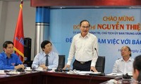 Ketua Front Tanah Air Vietnam, Nguyen Thien Nhan  bekerja dengan pimpinan koran Thanh Nien