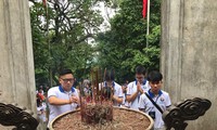 Les jeunes Vietkieu font un pèlerinage au Temple des rois Hùng