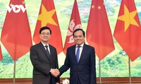 Le chef de l'exécutif de Hong Kong reçu par le Vice-Premier ministre Trân Luu Quang 