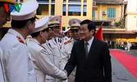 Президент СРВ поздравил милиционеров Ханоя и сотрудников ОКК Вьетнама c Тэтом