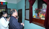 Председатель НС СРВ зажёг благовония для почтения памяти Хо Ши Мина